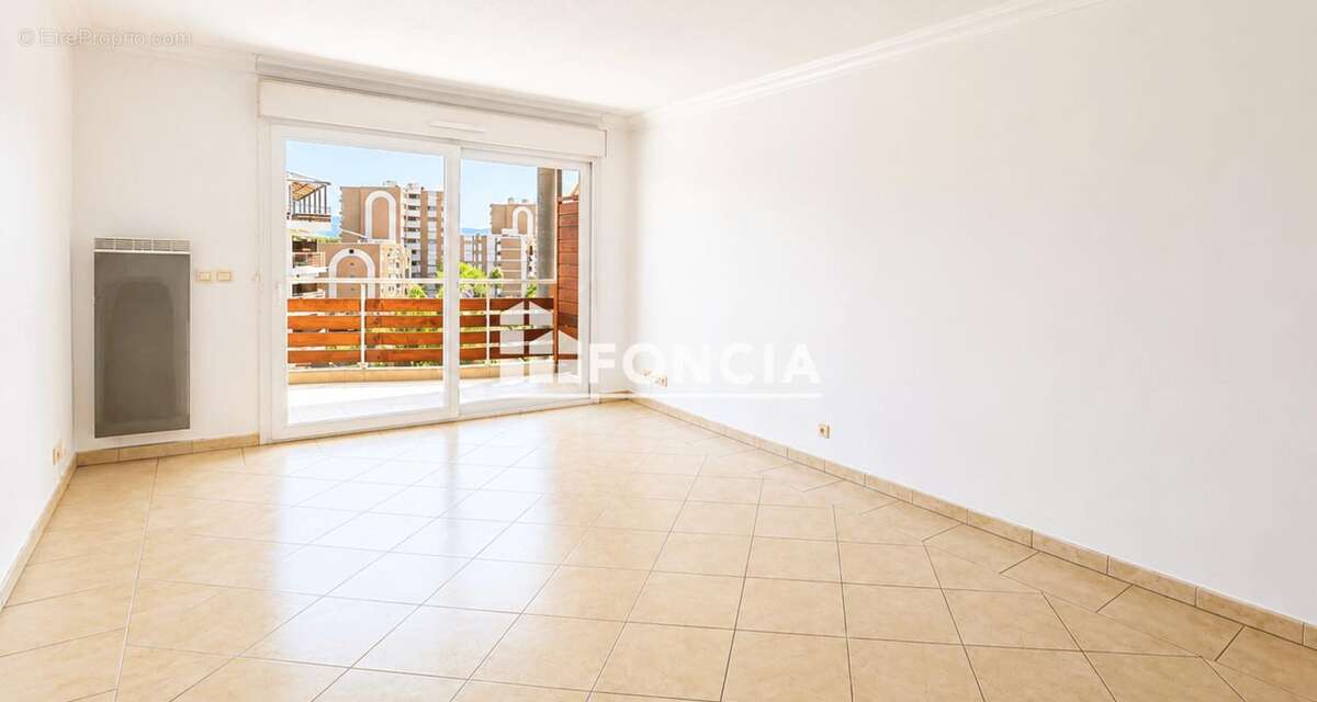 À VENDRE – Superbe 2 pièces avec terrasse, vue marina, Piscine garage et cave – Résidence Marina Parc à Mandelieu-la-Napoule - photo 3