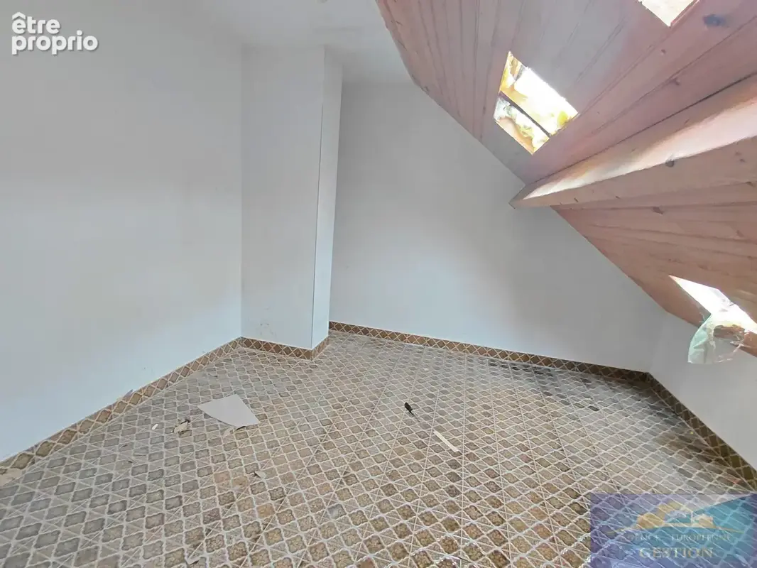 Maison élevée sur deux niveaux avec terrain et garage - photo 15