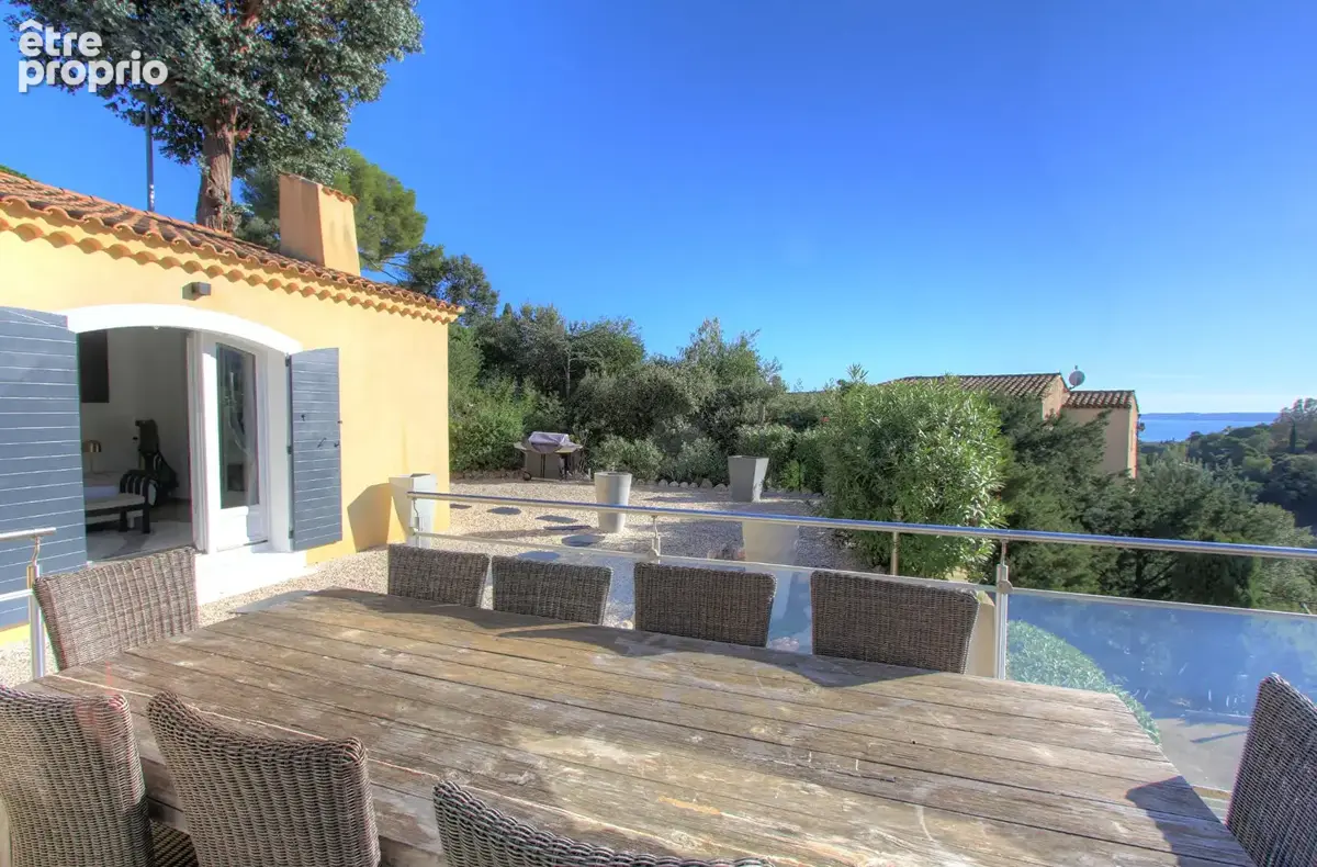 À vendre villa de 150 m² 5 pièces avec une jolie vue mer sur le golfe de saint-tropez et les collines, avec piscine et parking,  - photo 6