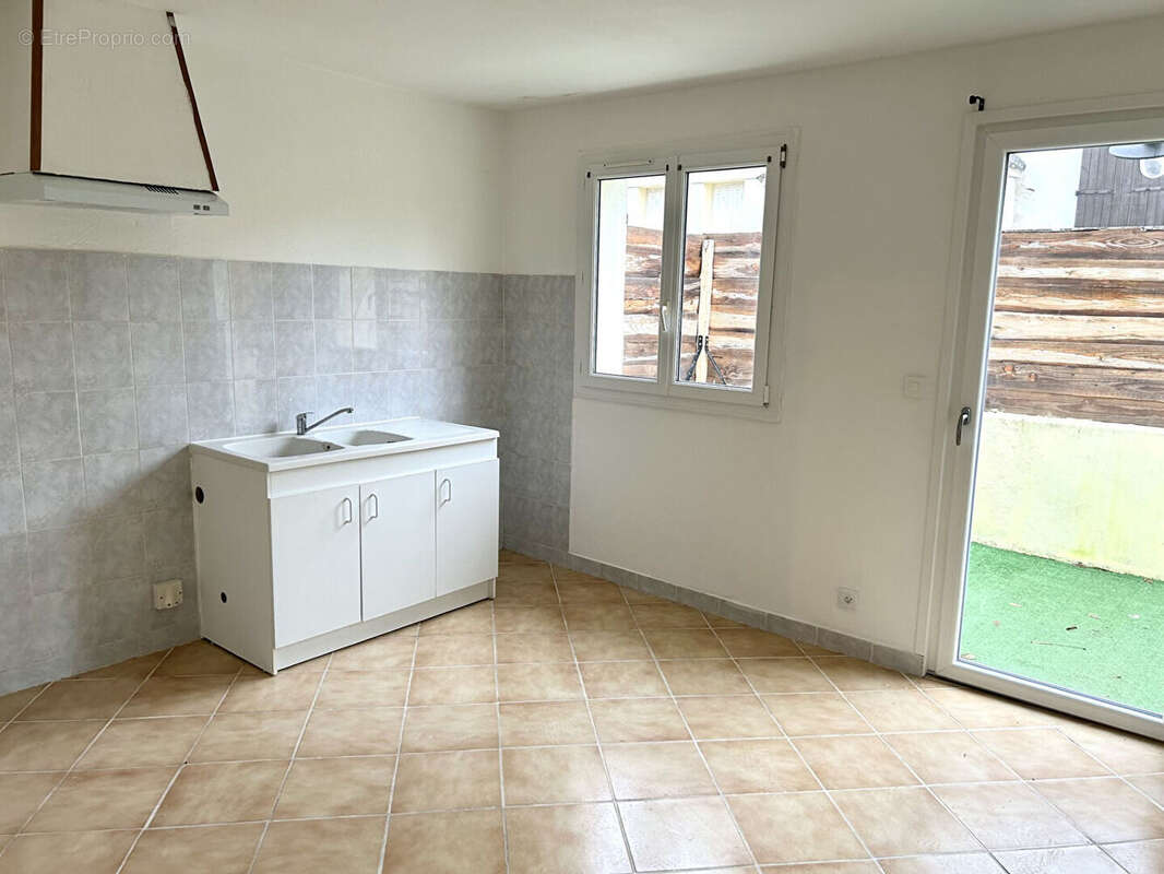 Maison à LAROCHE-SAINT-CYDROINE