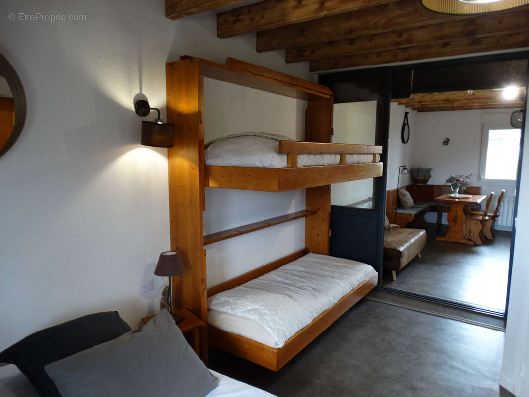 Commerce à THELIS-LA-COMBE