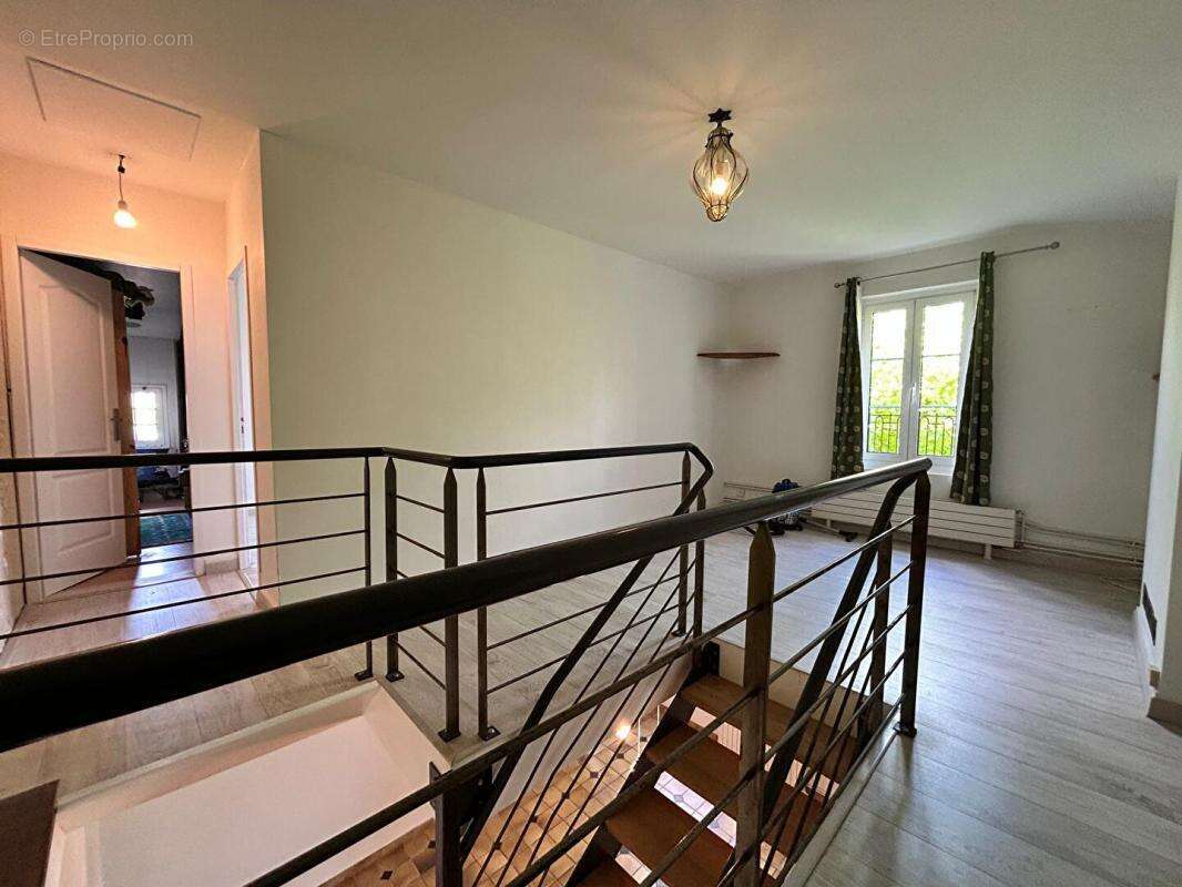 A 15 mn de Blaye - Au calme belle Girondine en pierre rénovée - 197 m2 habitables -7P- 4 Chambres -  1920 m2 de Terrain - Piscin - photo 9