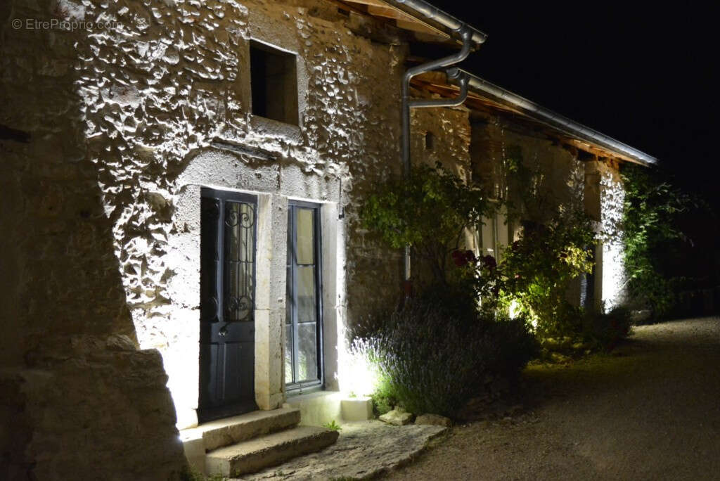01160   Sur les hauteurs de Pont-d'Ain : Maison familiale rénovée avec dépendance de 300 m2 et garage de 70m2 - photo 16