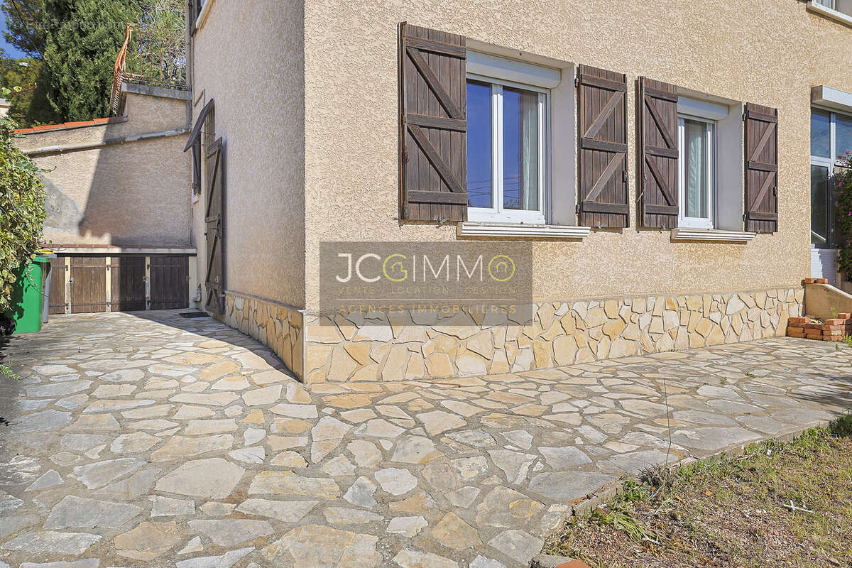Maison à fort potentiel composée de 2 appartements - Bas Faron à Toulon - photo 24