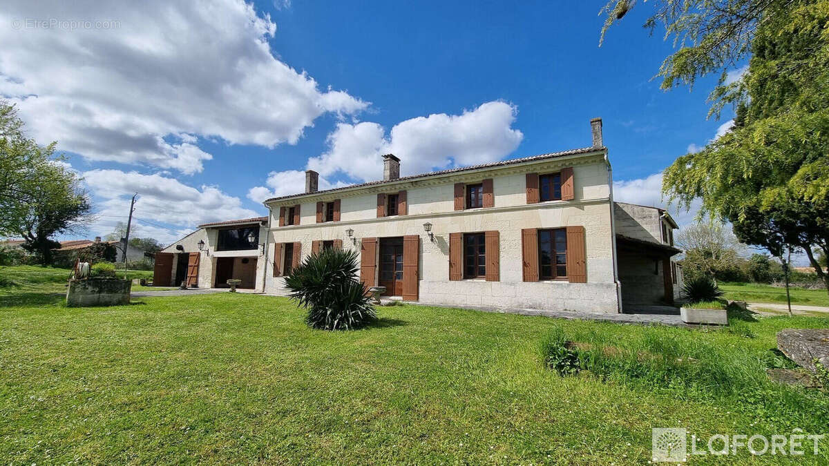 Maison à SAINTES