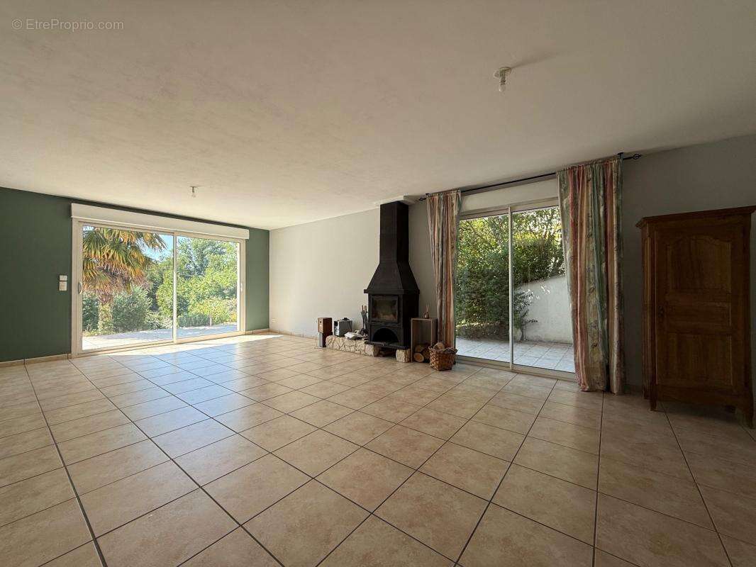 Maison 213 m² à Saint-Epain  - photo 4