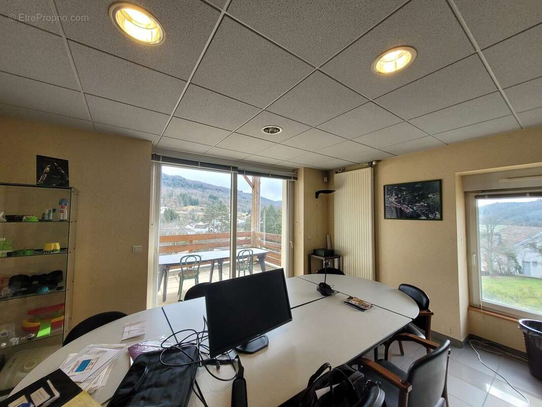 Commerce à VILLARDS-D'HERIA