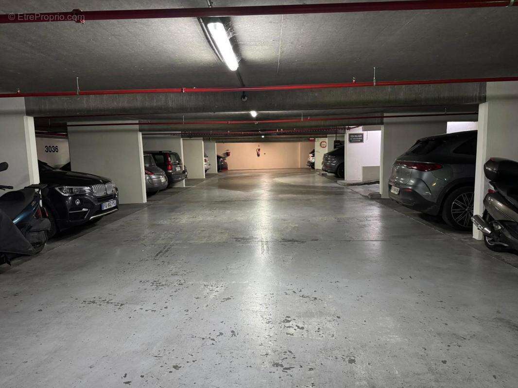 Parking à PARIS-2E