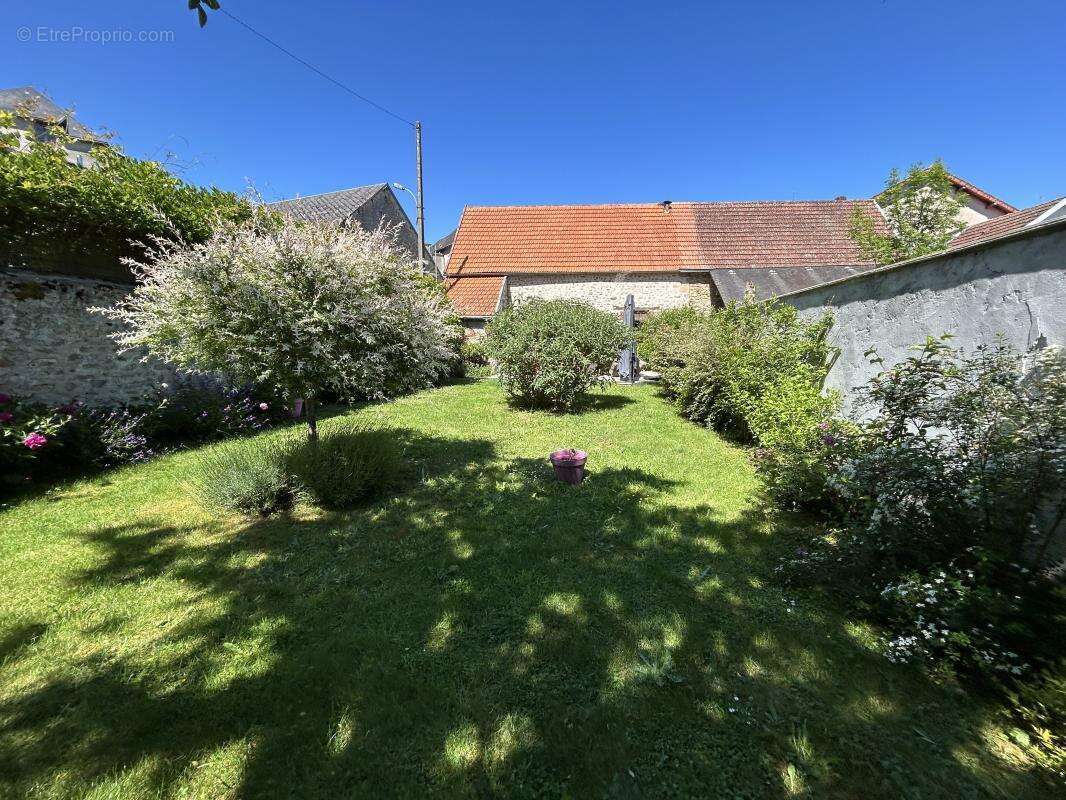 Appartement 659 m² à Saint-Etienne-De-Fursac  - photo 6