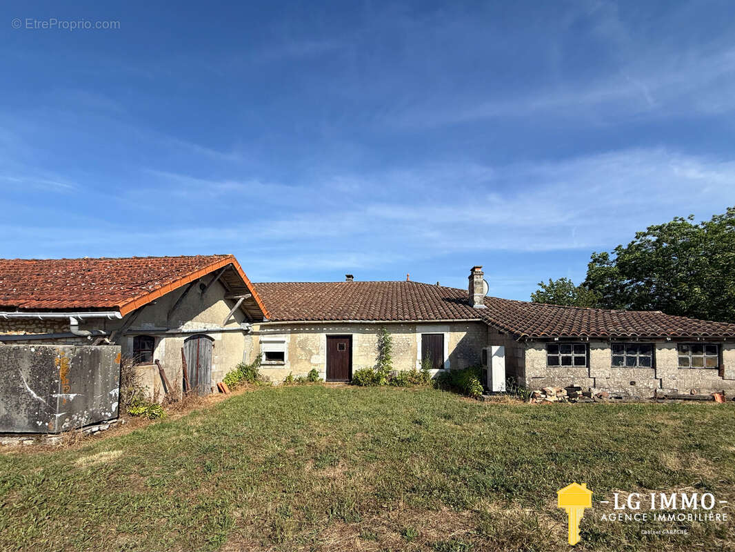 Maison charentaise à fort potentiel   106 m2 habitables & 600 m2 de dépendances - photo 24
