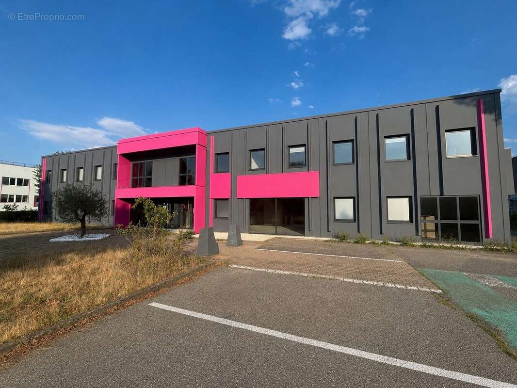 Commerce 2560 m² à Saint-Etienne  - photo 2