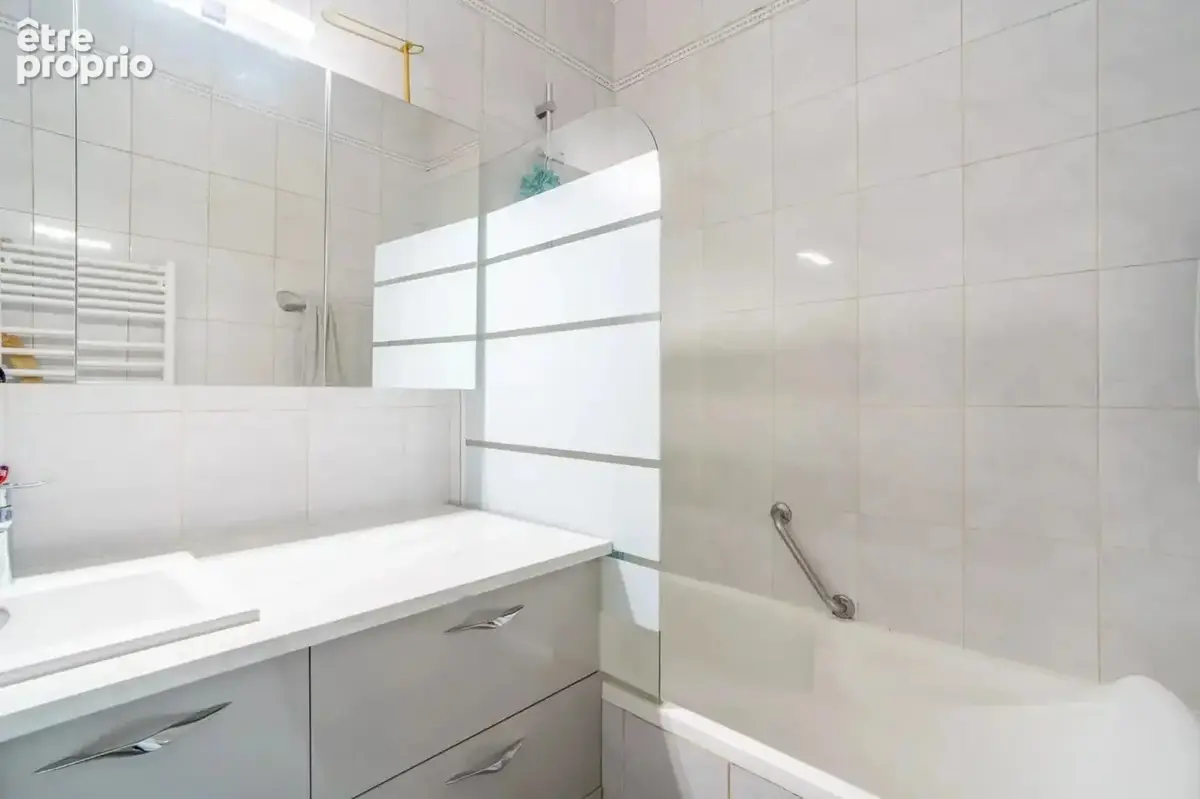 Nation / Rue des Boulets – 3 pièces 2 chambres, immeuble pierre de taille avec ascenseur - photo 2
