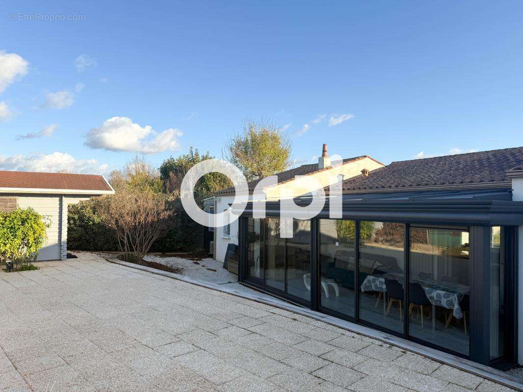 Maison à SAINT-LAURENT-DE-LA-PREE