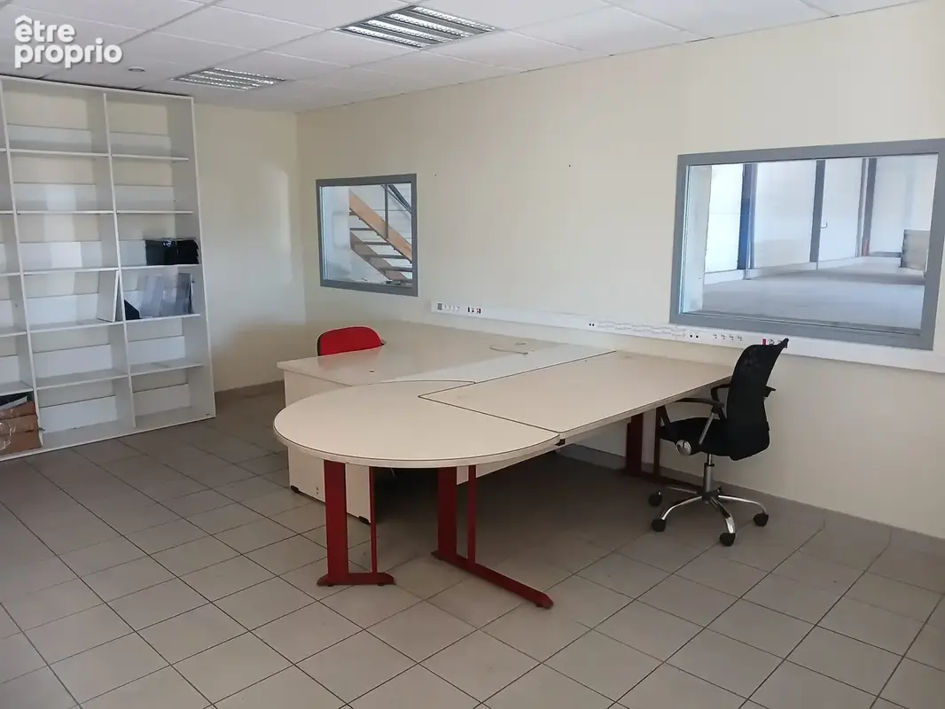 49420 Ombrée d'Anjou, en ZA, local d'activité 435 m2 à louer comprenant 300 m2 d'atelier/entrepôt, 135 m2 de l - photo 3