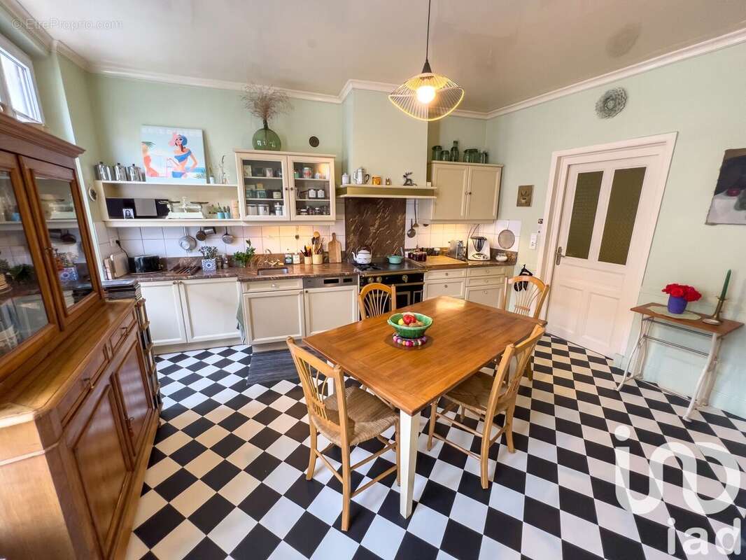 Maison 280 m² à Vert-Toulon  - photo 3