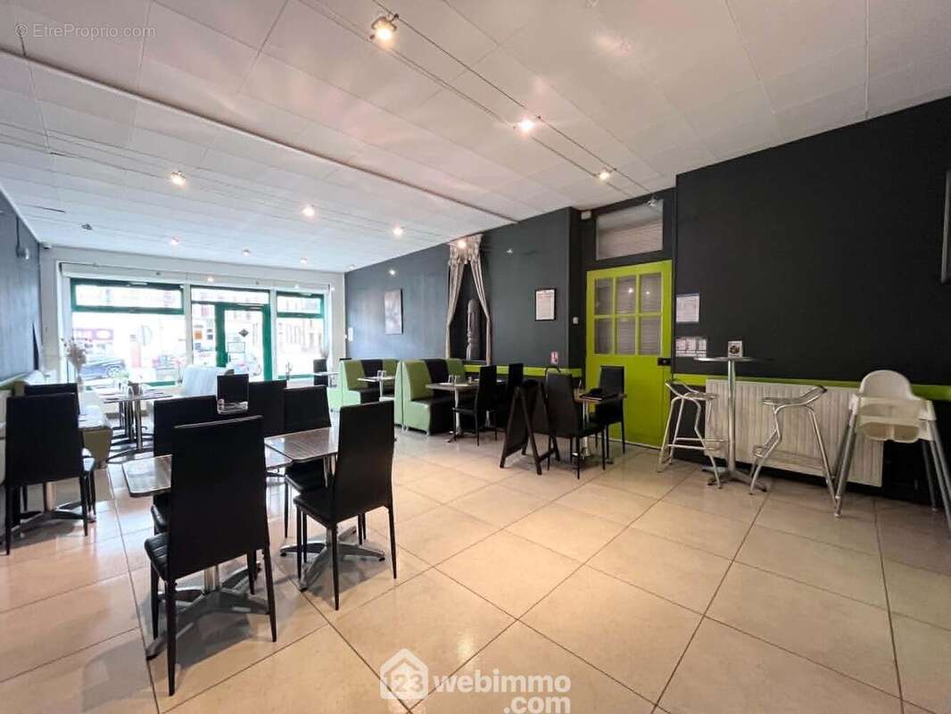 Une salle de restaurant, une cuisine, une réserve et un Wc - Appartement à MARLE