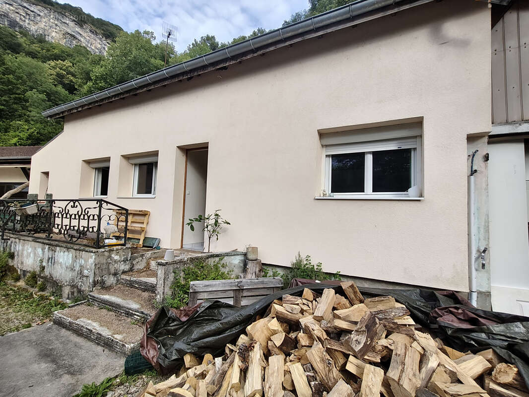 Maison à LA BALME-LES-GROTTES