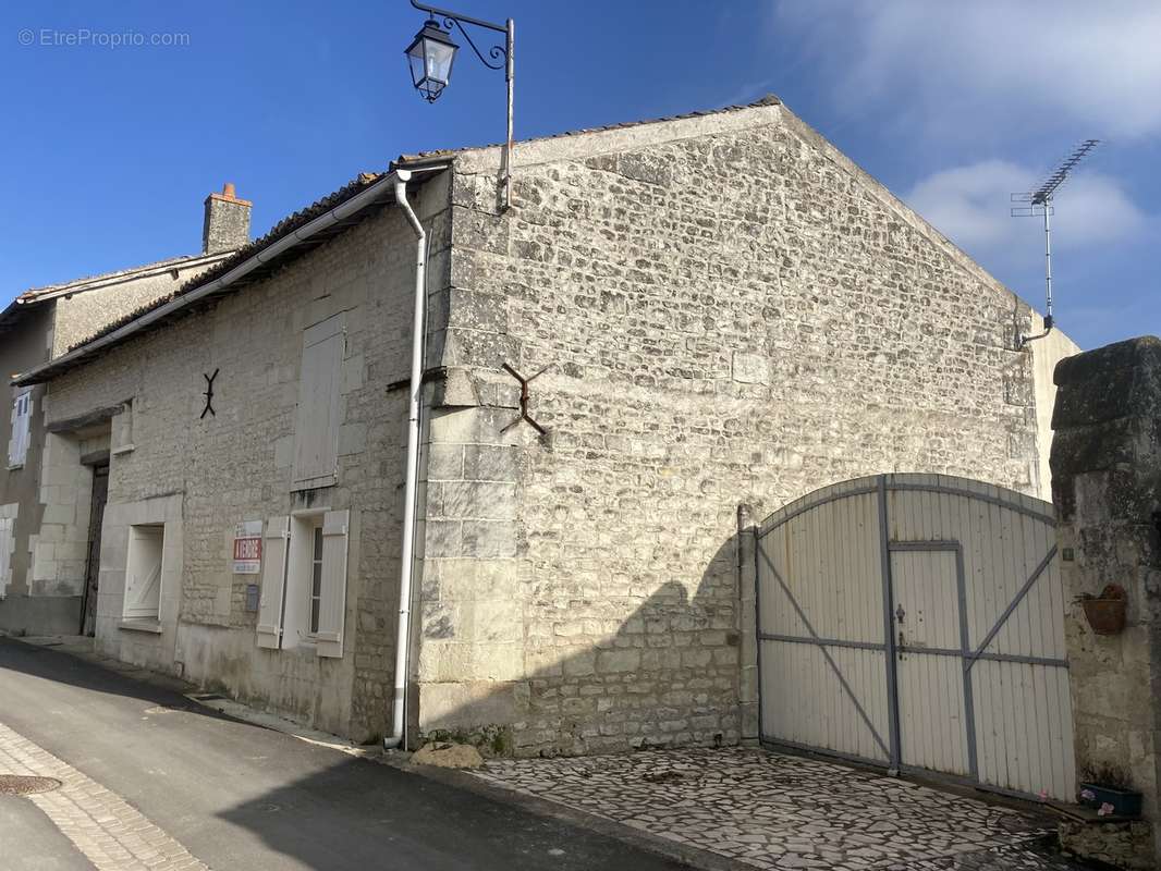 Maison à FAYE-LA-VINEUSE