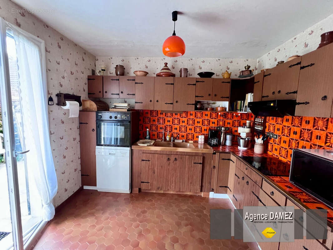DOURDAN 3 km - SAINTE-MESME - Maison traditionnelle 8 pièces - 161 m² habitables - Terrain clos de 872 m² - photo 4