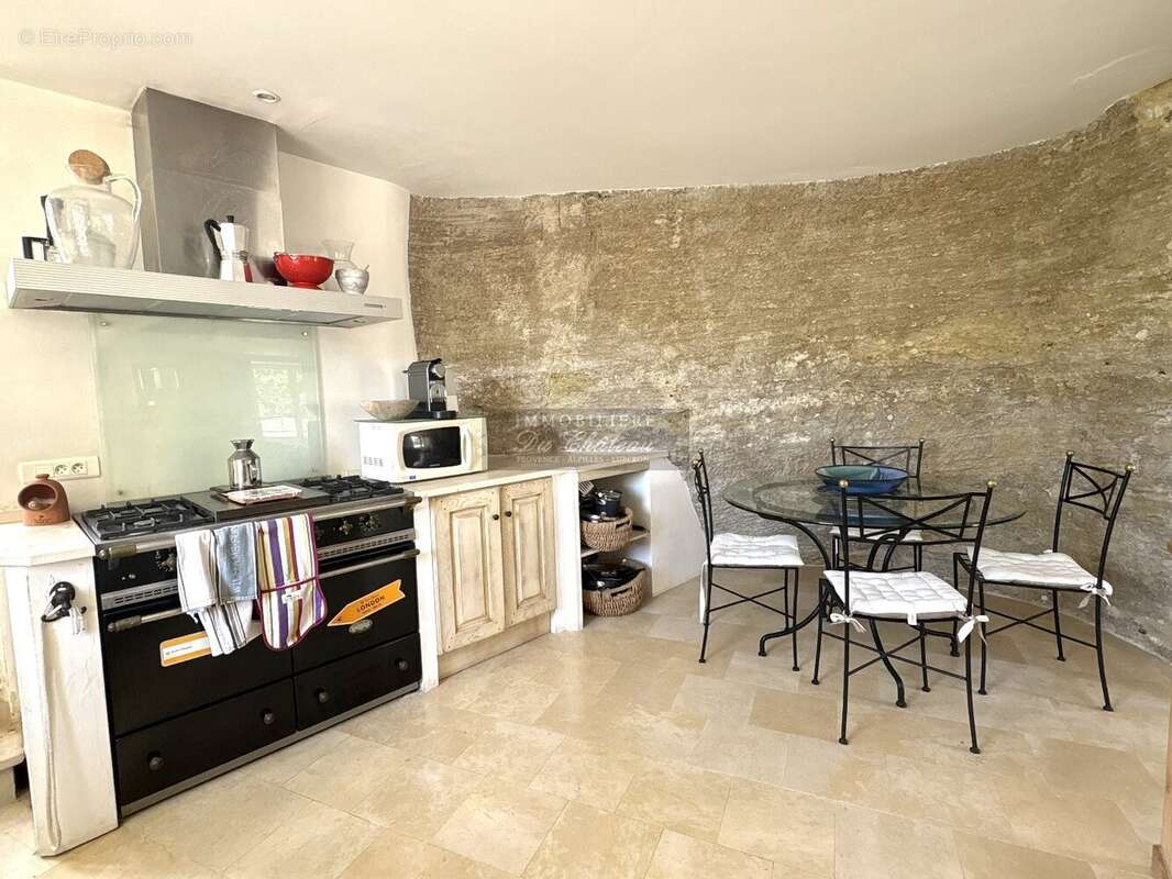 Gordes - Superbe Maison de village au calme avec vue panoramique, d'une superficie de 145 m², comprenant une piscine. - photo 9
