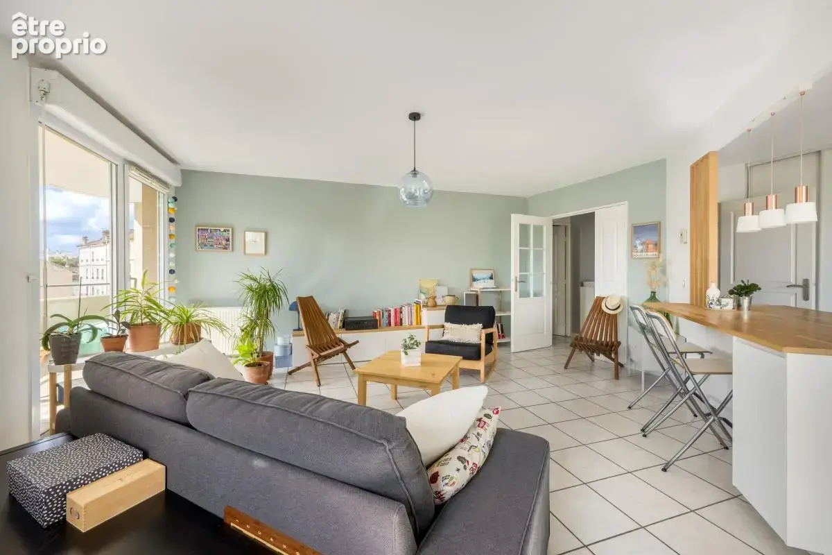 Villeurbanne Place Ronde - Grand T4 de 94m² avec double balcon et vue dégagée - photo 2