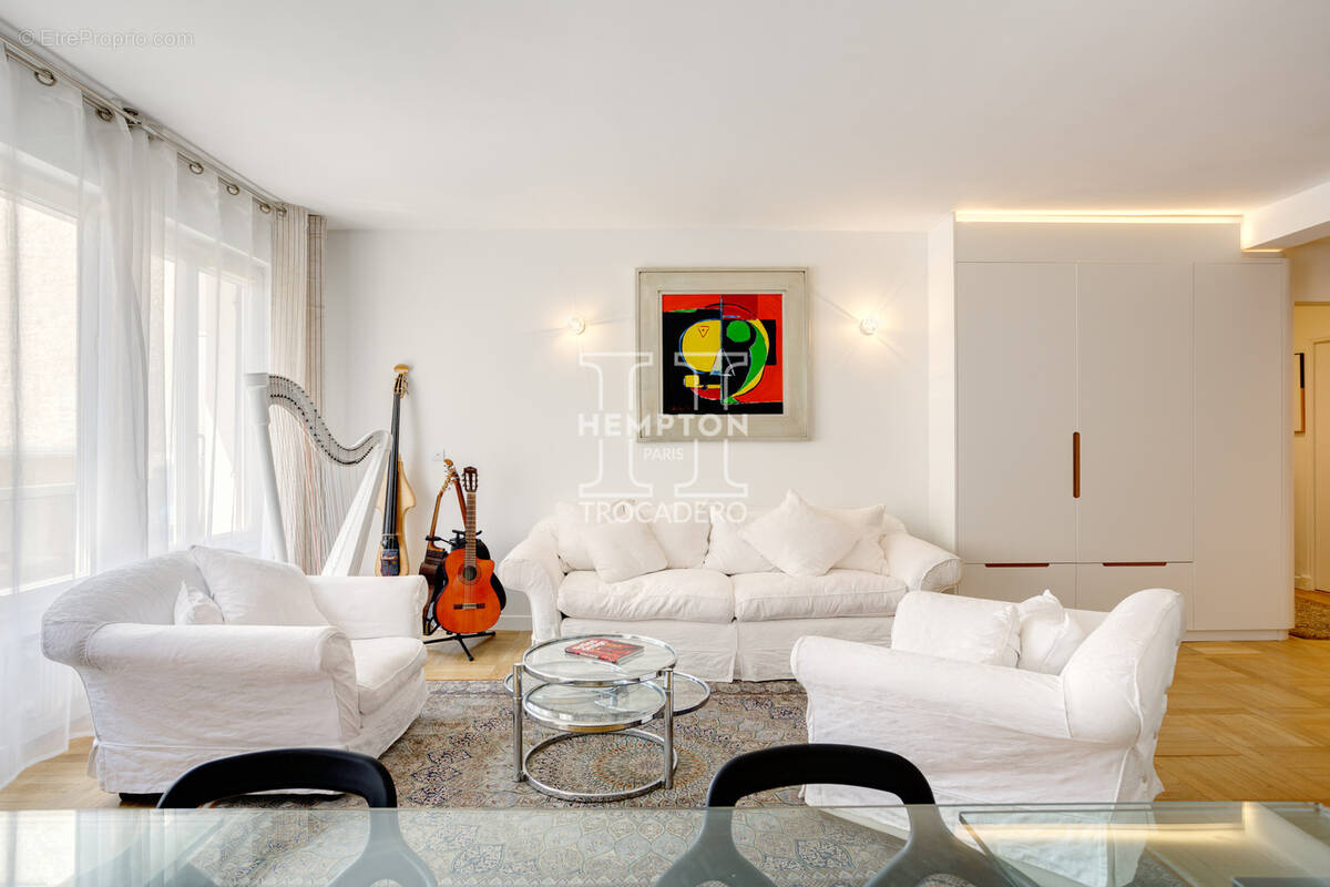 Appartement à PARIS-16E