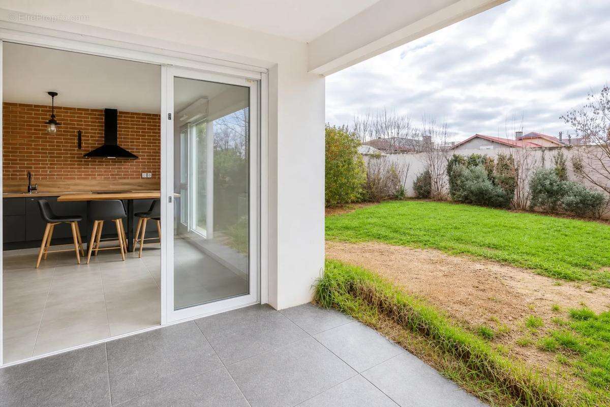 Charme moderne à Vénissieux avec jardin - photo 3