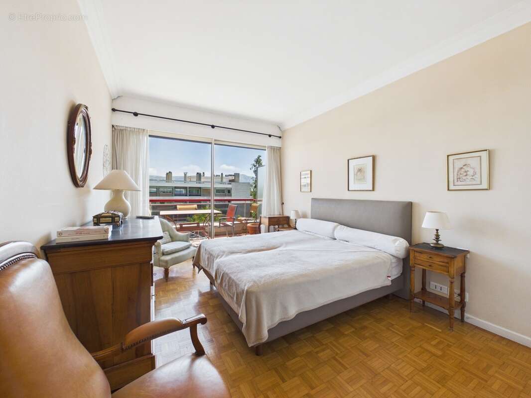 À vendre Appartement T5 de 150 m² au dernier étage avec terrasse à Saint-Giniez MARSEILLE 8E ARRONDISSEMENT - photo 5
