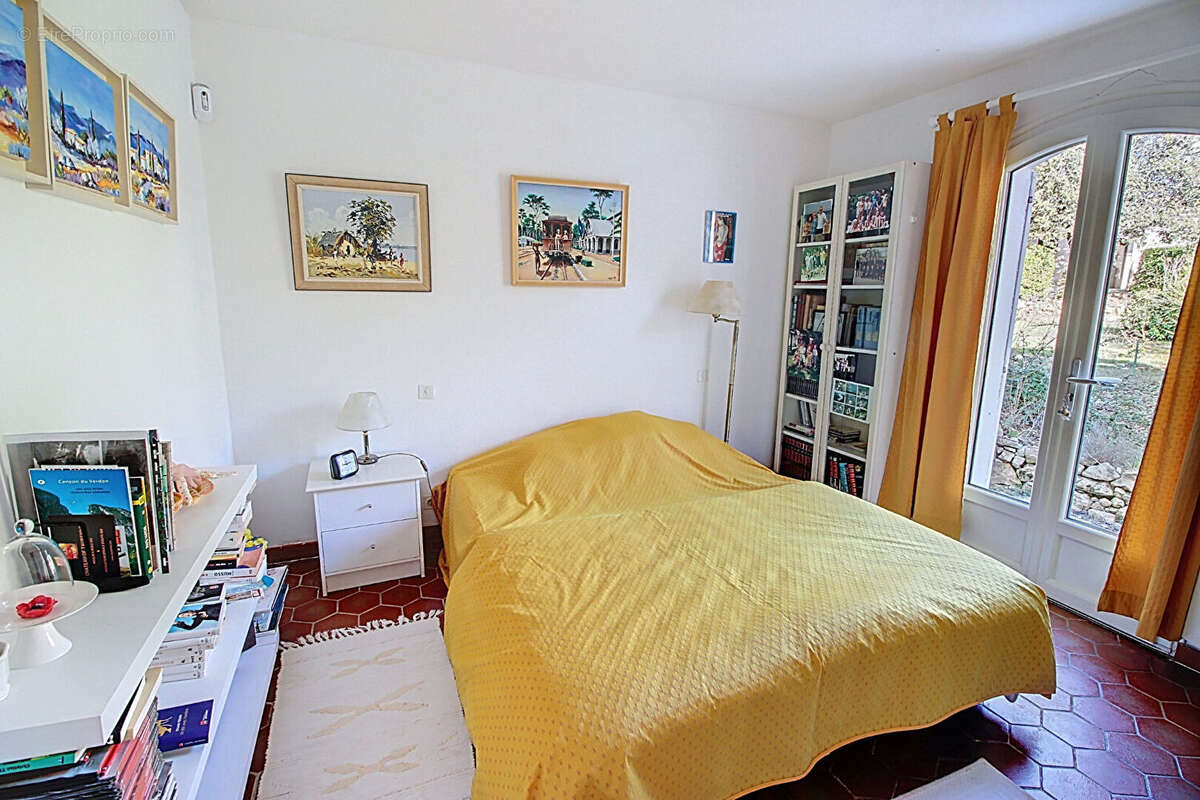 À VENDRE EN EXLUSIVITE!! Propriété  à TOURTOUR de 130m² + dépendance de 20m² + agrandissement possible + piscine le tout sur un  - photo 8