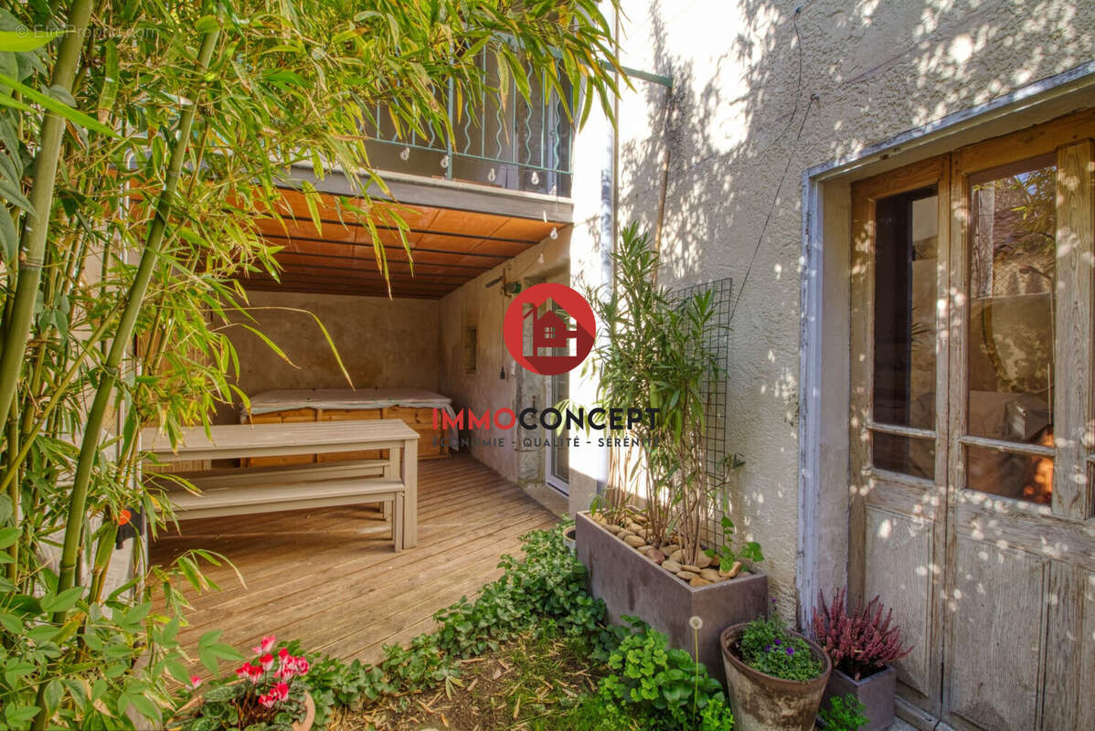 Espace avec bassin - Maison à PUJAUT