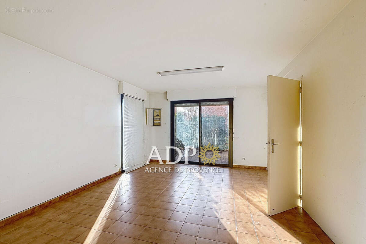 Commerce à CHATEAUNEUF-GRASSE