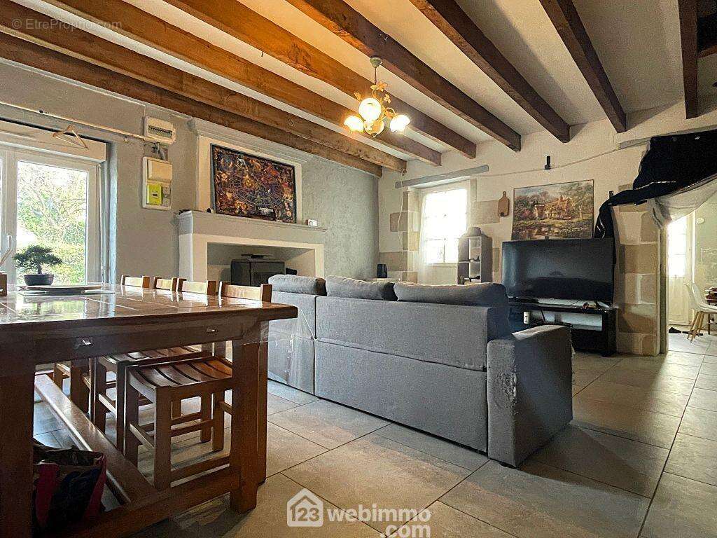 Sur le séjour de 31 m2 avec poutres apparentes. - Maison à ORCHES