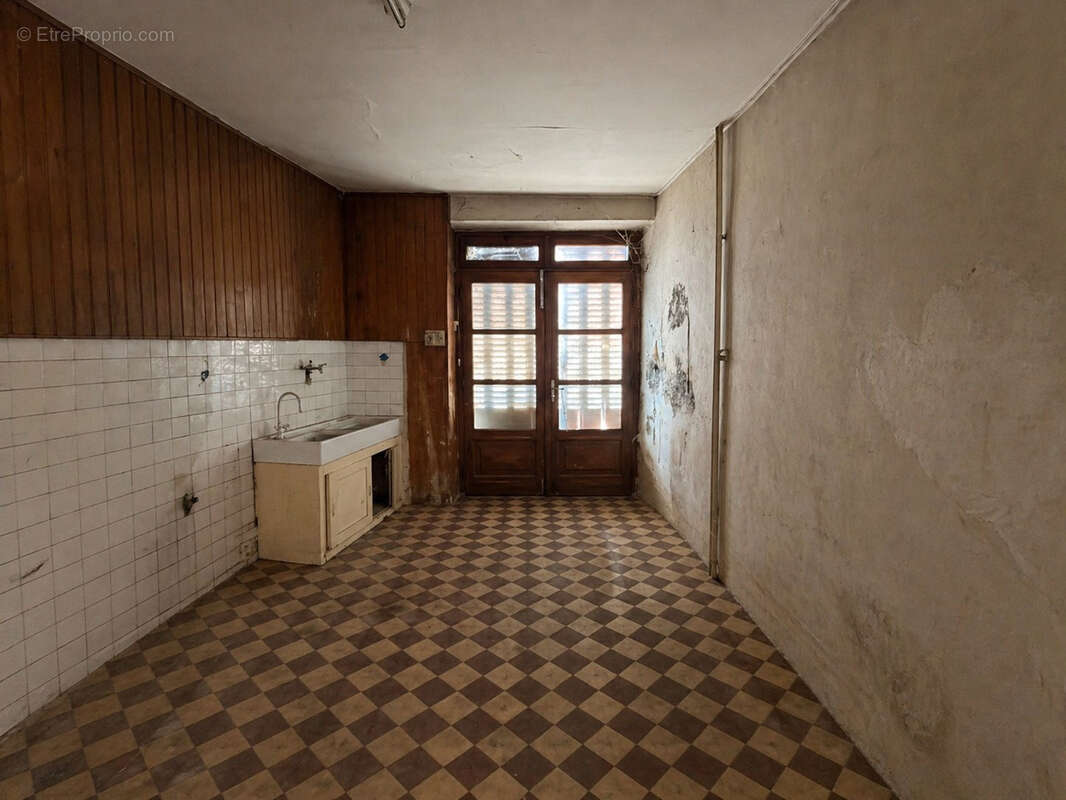 2 maisons de ville à rénover   Centre Neuville-sur-Ain   Fort potentiel - photo 4