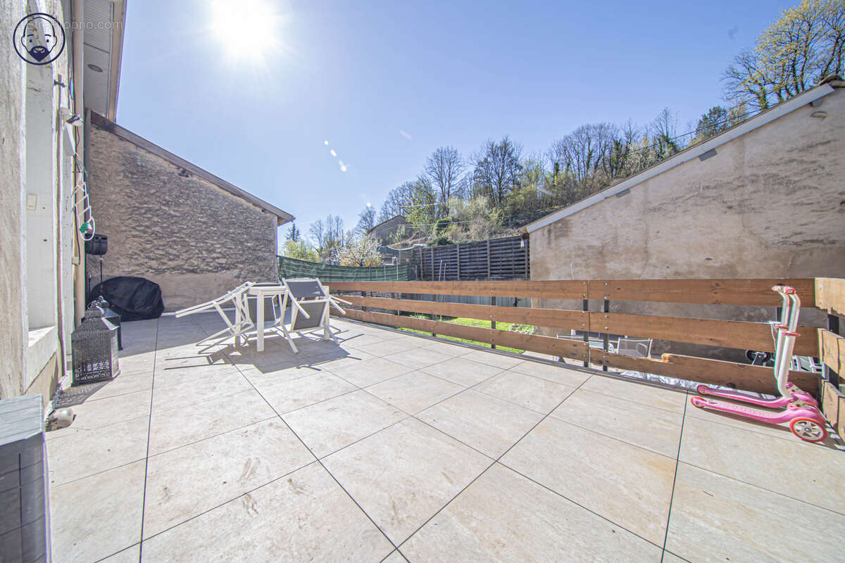Maison de village avec terrasse et garages - photo 12