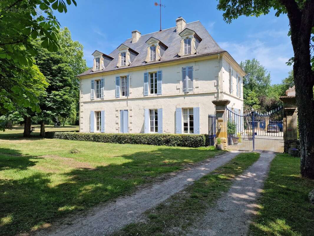 Château à 10 minutes de Bergerac avec maison d'amis et de gardien, piscine, tennis et dépendances - photo 7