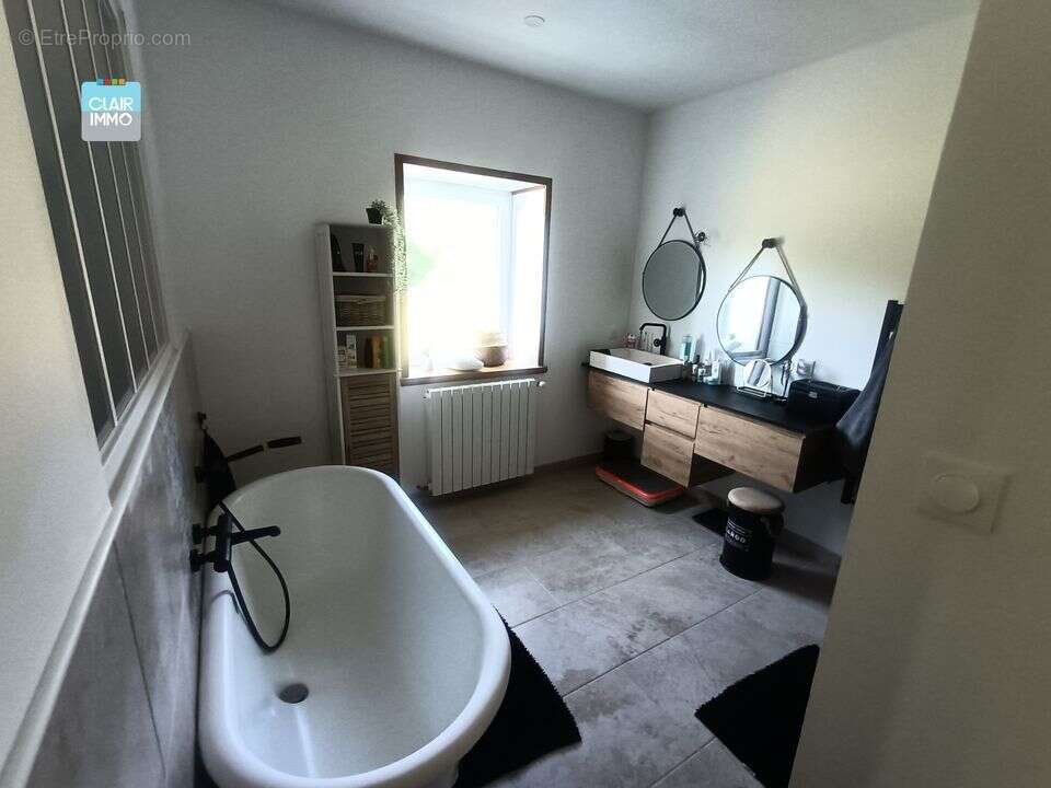 A LA SALLE 10 KM DE MACON EN BOURGOGNE MAISON EN PIERRES A - Maison à LA SALLE