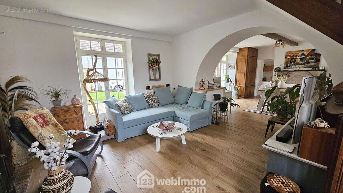 Voici le séjour de 20 m² très lumineux. - Maison à MILLY-LA-FORET