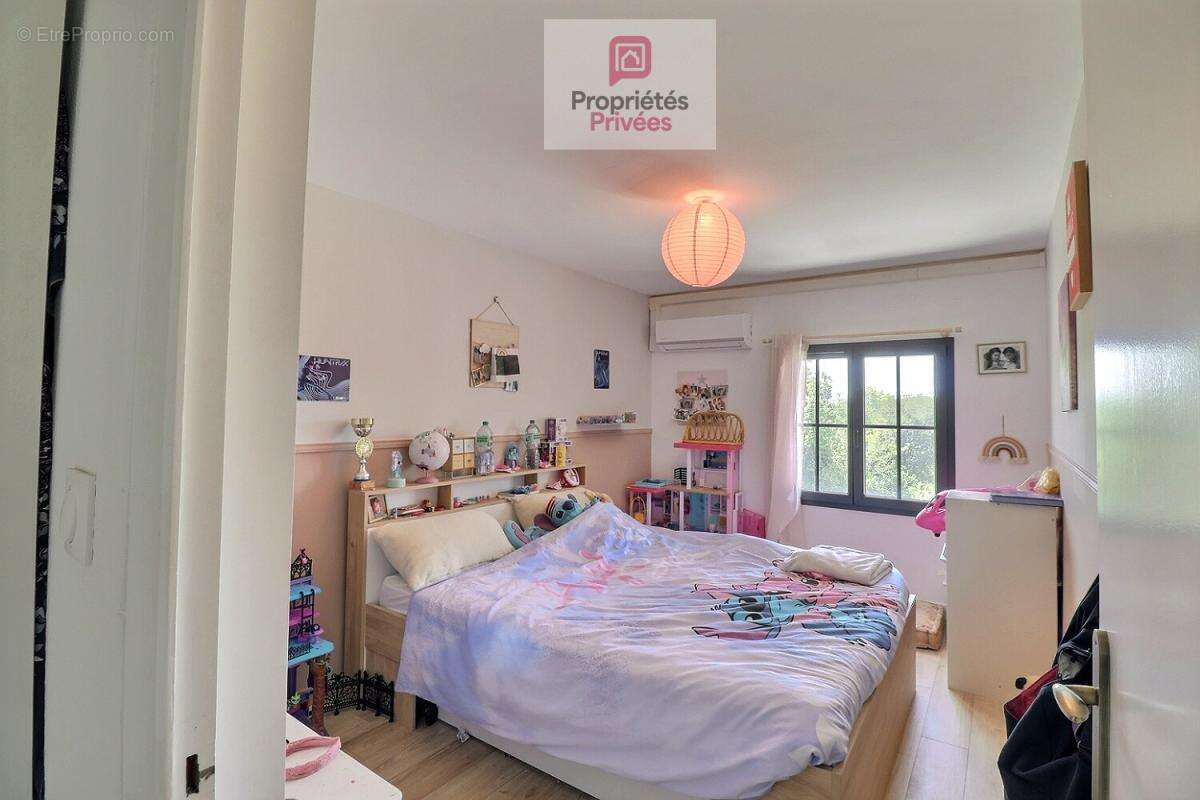 Longère charentaise de 188 m2, une grange intermédiaire pouvant servir d'agrandissement, un gite, un garage à l'est de 36 m2, de - photo 7