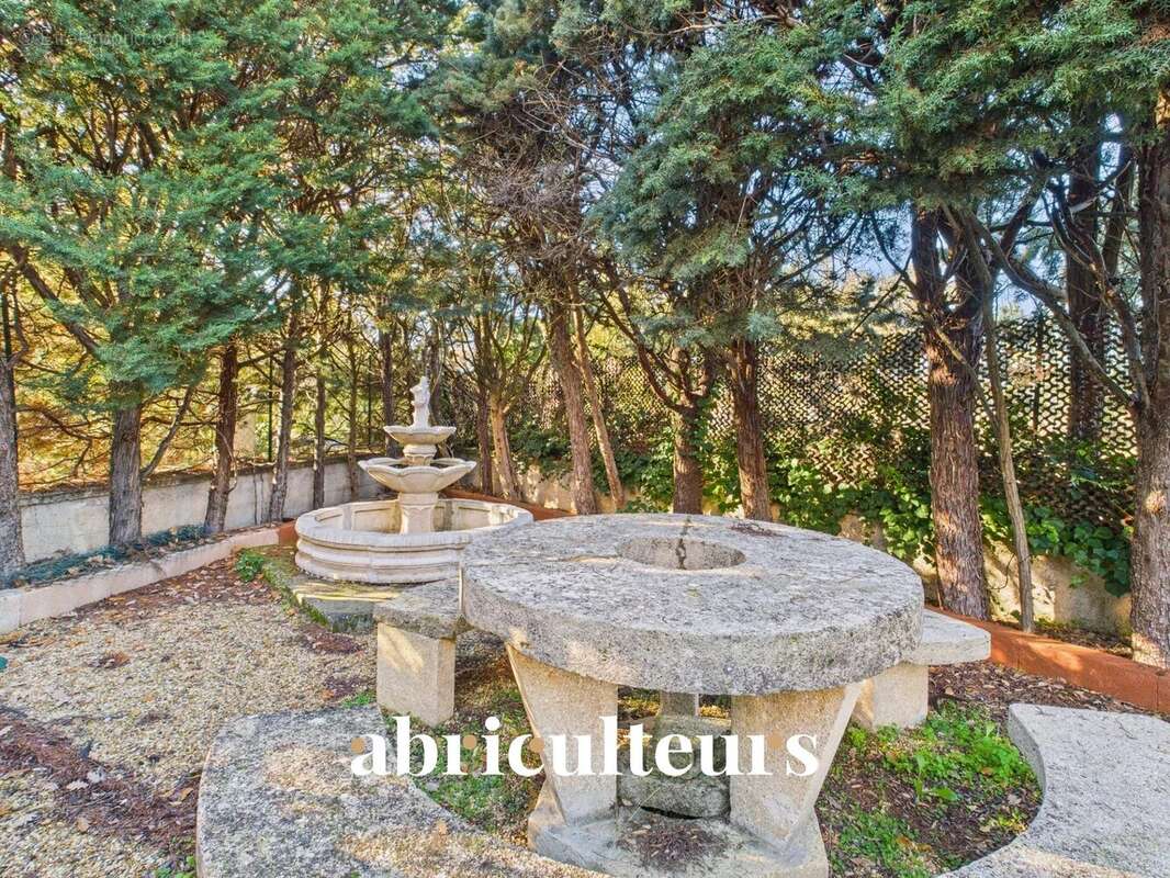 Maison à LA ROQUE-D&#039;ANTHERON