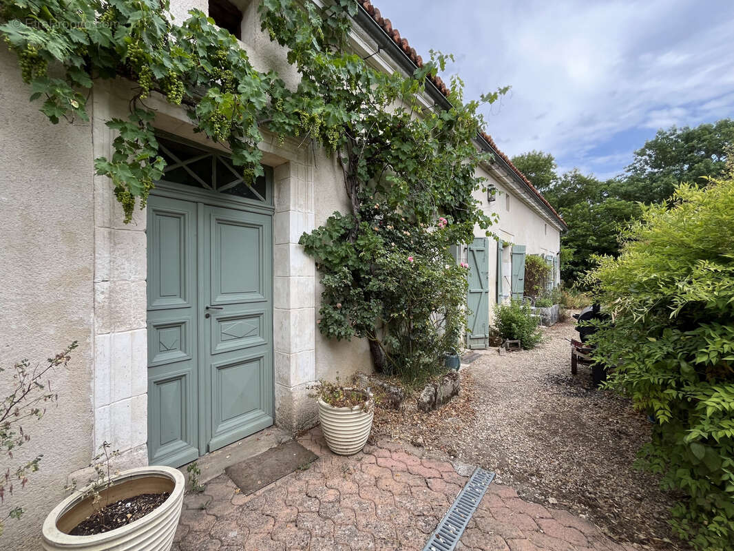 Maison à ROULLET-SAINT-ESTEPHE