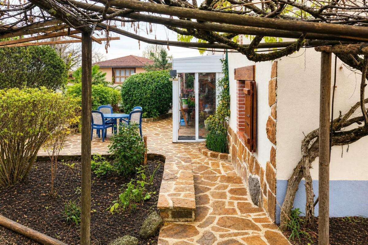 Maison rénovée avec jardin paisible à Oradour-Fanais - photo 11