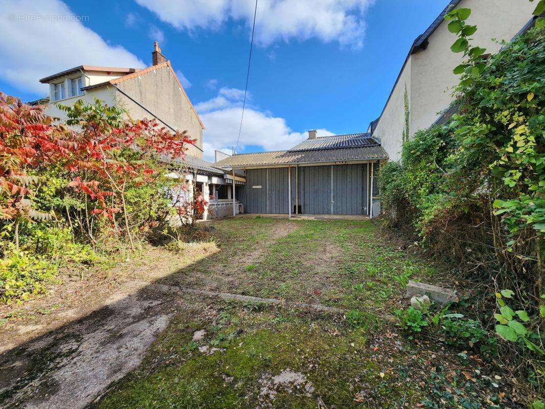 Commerce à SAVIGNY-SUR-BRAYE