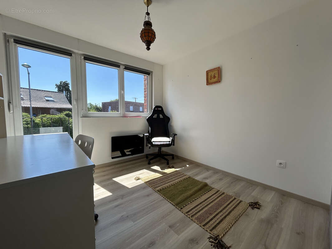 Maison semi individuelle entièrement rénovée avec gout, secteur calme et prisé ! - photo 13