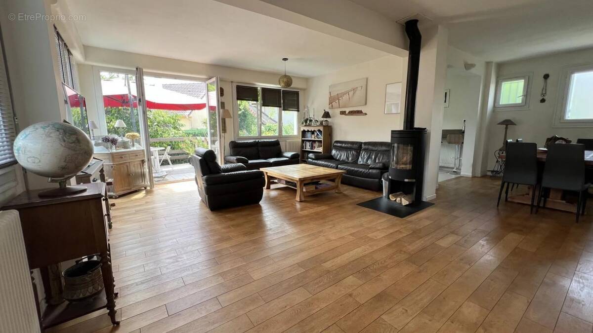 Maison à LES CLAYES-SOUS-BOIS