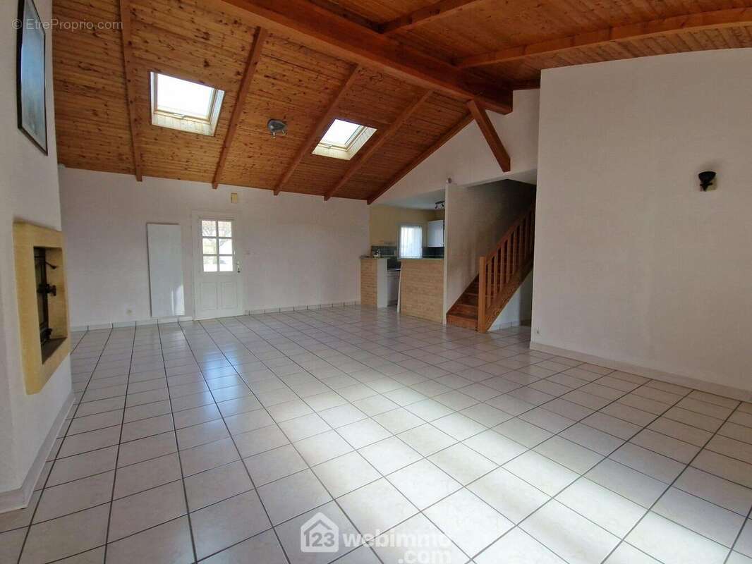 Pièce de vie sous un autre angle, sans les meubles. - Maison à LA ROCHE-SUR-YON