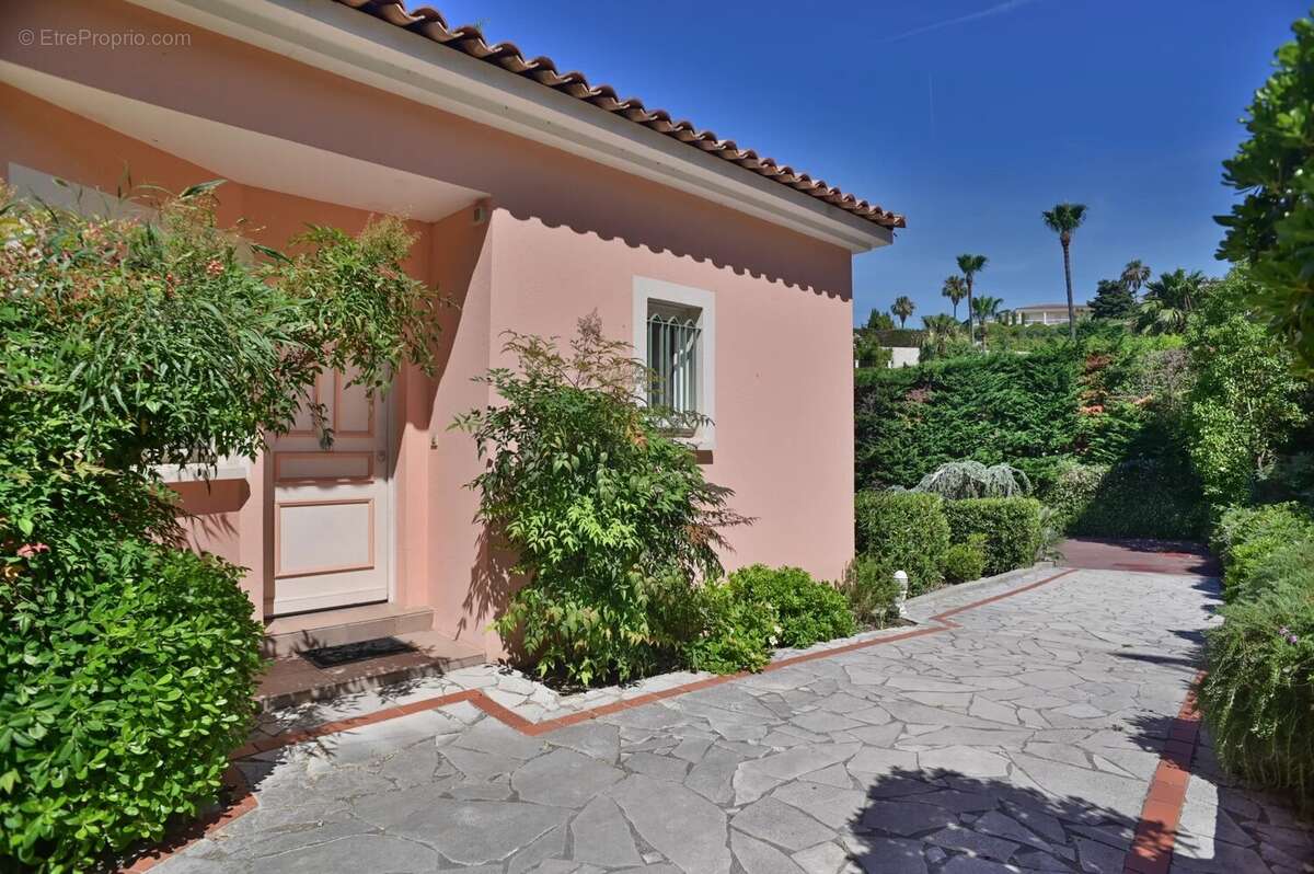 SOUS OFFRE -Croix-des-Gardes - Superbe 2P, terrasse 27m², Vue mer, Parking, Piscine - photo 11