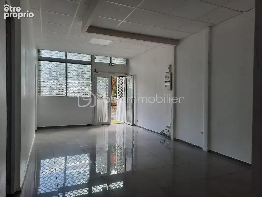 Les abymes – local professionnel de 58 m² - photo 3