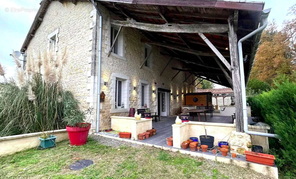 Magnifique maison en pierre renovée, avec vues,  sur terrain d'environ 1162m2 - photo 15
