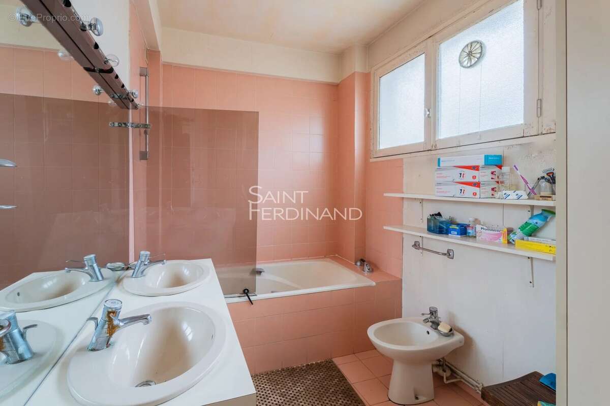 Appartement à PARIS-17E