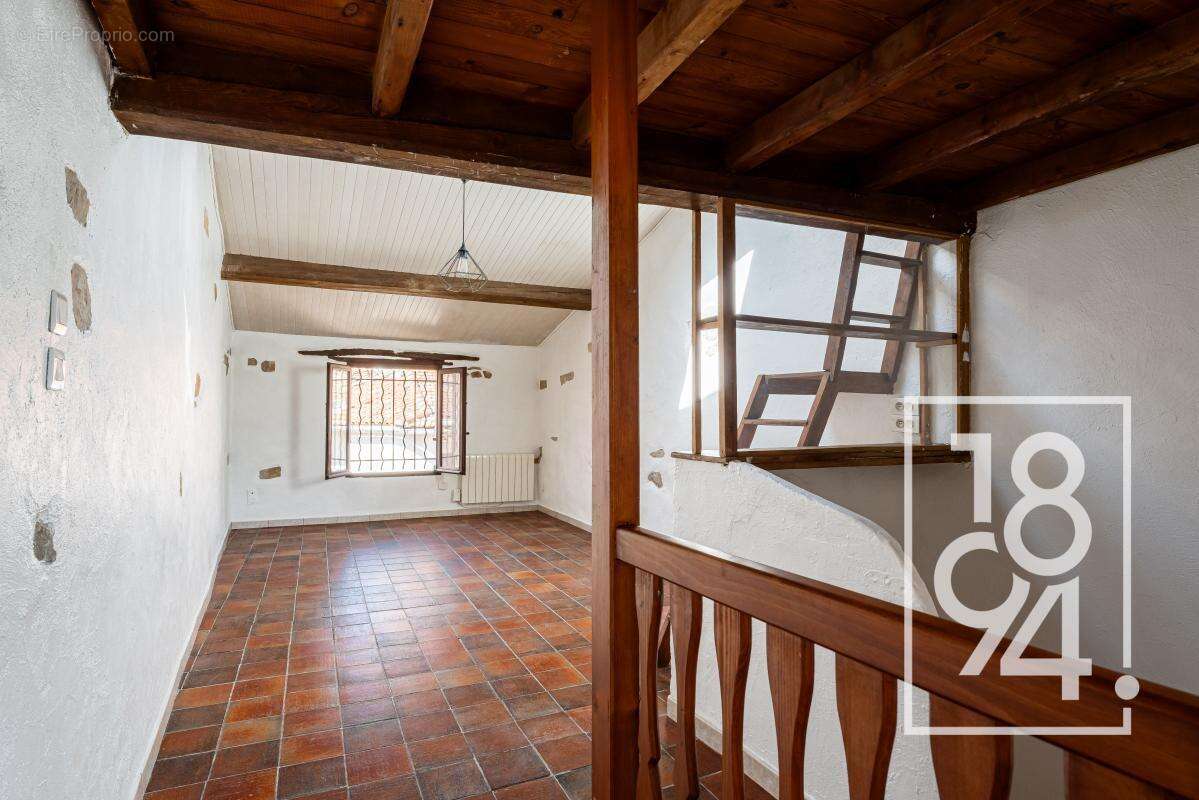 Appartement à CEYRESTE